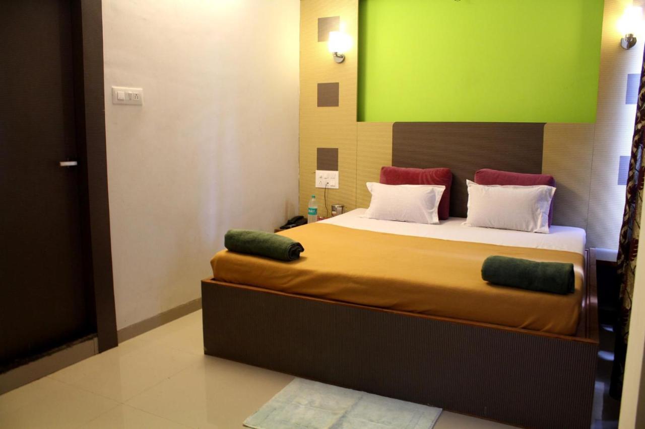 Malhar Palace Hotel Shirdi Esterno foto