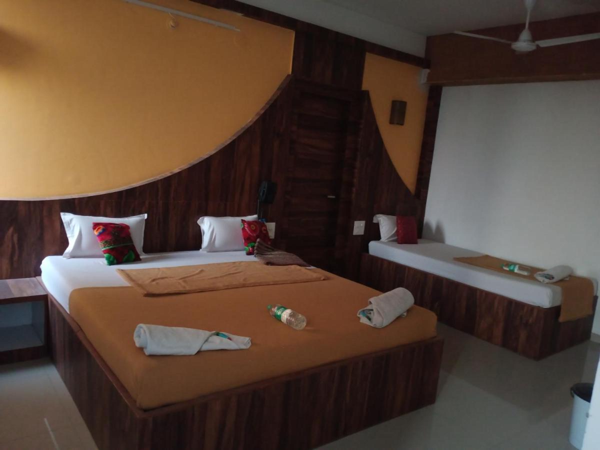 Malhar Palace Hotel Shirdi Esterno foto